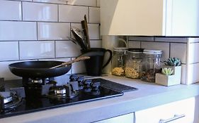 Traditional Victorian 2 Bed In Cobbled Street + Mod Cons - Full Home